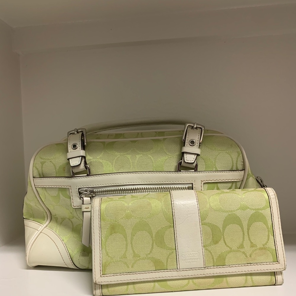 Coach No.L05W-8K05 purse with matching wallet